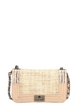 Sac à main tissé beige avec des accents métalliques, bandoulière en chaîne et forme rectangulaire. Présente une texture en relief et un fermoir.