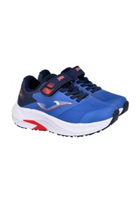 Zapatillas deportivas azules con una parte superior de malla texturizada, acentos rojos y una correa de velcro. Presentan una entresuela blanca ligera y una suela exterior negra.
