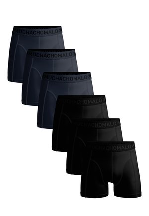 Sechs Boxershorts in zwei Reihen, drei dunkelgraue hinten und drei schwarze vorne, jeweils mit einem Markenbund mit der Aufschrift "MUCHACHOMALO".