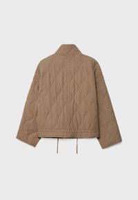 Veste marron matelassée avec un motif de couture en vagues, manches longues, col montant et cordons de serrage à l'ourlet, vue de dos.