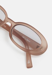 Le Specs OUTTA LOVE UNISEX - Slnečné okuliare - matte oyster