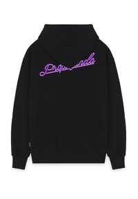 Felpa nera con cappuccio, dotata di una grande scritta "Propaganda" in neon viola sul retro. Presenta una tasca a marsupio frontale e un cappuccio regolabile con cordino.