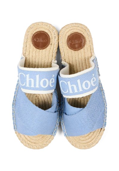 Jasnoniebieskie wsuwane sandały espadryle z plecioną podeszwą ze sznurka i białym napisem "Chloé" na materiałowych paskach z przodu.