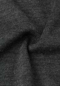 Ciemnoszara dzianina o finezyjnej teksturze, prezentująca miękki i gładki wygląd. Materiał jest lekko rozciągnięty, odsłaniając swoją strukturę dzianiny.