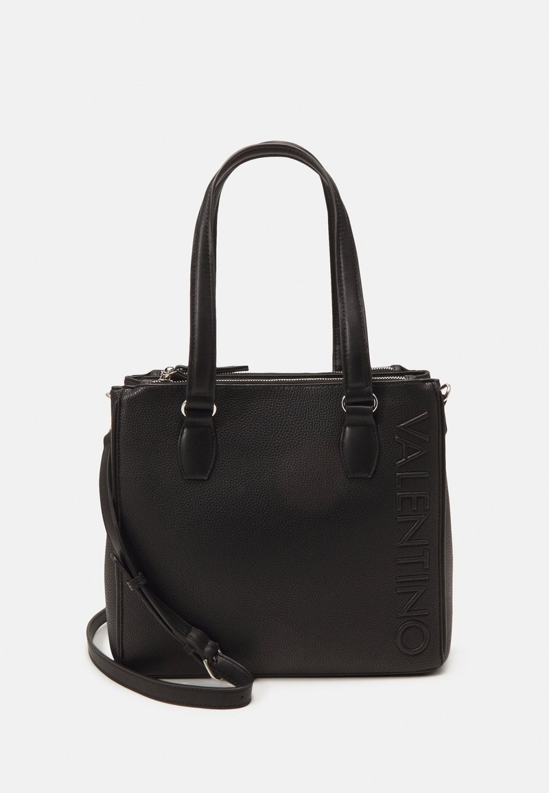 Schwarze, strukturierte Lederhandtasche von Valentino mit zwei Griffen, abnehmbarem Schulterriemen und geprägt vertikalem Logo auf der rechten Vorderseite.