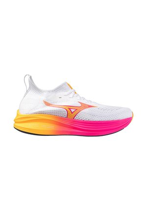 Weiße Sportschuh mit einem Obermaterial aus Mesh, das gelbe und pinkfarbene Akzente aufweist. Die Sohle wechselt von Gelb zu leuchtendem Pink und hat eine abgerundete Form.