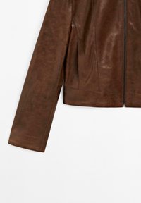 Brown leather jacket with a smooth texture, featuring a zip closure and a cropped design. Includes side pockets and a straight-cut sleeve.