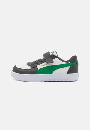 Zapatillas Puma con un upper de cuero blanco y verde, acentos grises, una correa de Velcro y una suela de goma blanca. Presenta un diseño de puntera perforada.
