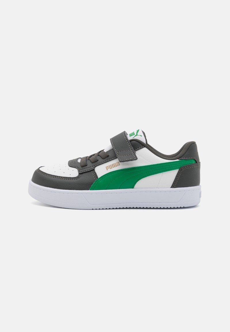 Ténis Puma com parte superior em couro branco e verde, detalhes em cinza, uma tira de Velcro e sola de borracha branca. Apresenta um design de biqueira perfurada.