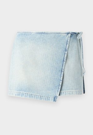 Gonna avvolgente in denim azzurro chiaro con orlo sfilacciato, dotata di chiusura a fiocco su un lato. Il tessuto presenta una texture sbiadita e vissuta.