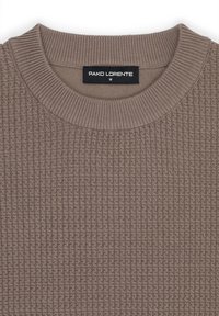 Brązowy sweter o fakturowanej strukturze z prążkowanym kołnierzem i plecionym wzorem, z czarną metką z napisem "PAKO LORENTE" w pobliżu dekoltu.