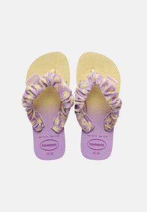 Infradito per bambini con suole sfumate gialle e viola e cinturini in tessuto lavanda arricciato con motivo a stelle.