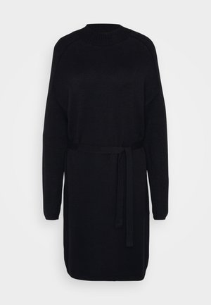 Vestido de malha preto com um decote alto, mangas longas e um cinto correspondente na cintura. Textura suave e corte descontraído.