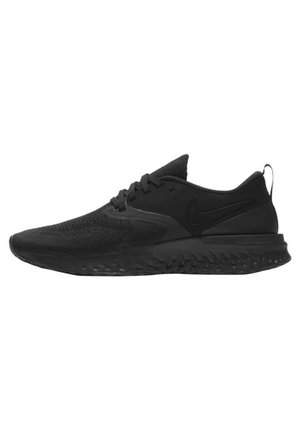 Zwarte Nike hardloopschoen met getextureerde gebreide bovenkant, vetersluiting, gedempte zool en trekstrook op de hiel.