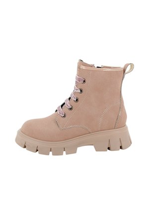 Stivali alla caviglia in suede rosa con suola chunky beige, dotati di lacci in satin rosa, hardware in argento e una linguetta sul tallone.