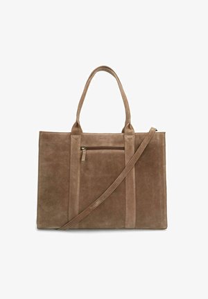 Braune Wildleder-Tote mit zwei Schultergriffen und einem abnehmbaren Umhängegurt. Verfügt über eine vordere Reißverschlusstasche und ein sauberes, minimalistisches Design.