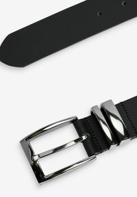 Schwarzer Lederbelt mit strukturiertes Oberflächen, ausgestattet mit einer glänzenden silbernen Metallschnalle und einer dekorativen Akzent nahe der Schnalle.