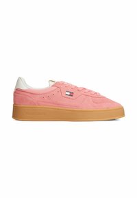 Baskets basses en suède rose avec languette de talon blanche, semelle en gomme, lacets et petit logo Tommy Jeans sur le côté.