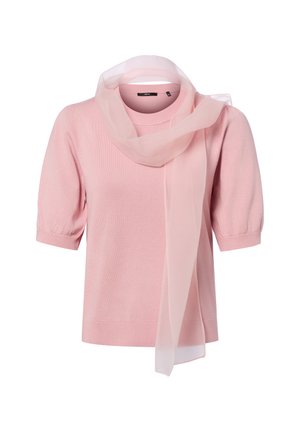 Pull rose doux à manches courtes avec ourlets côtelés et une écharpe transparente assortie drapée autour de l'encolure, présenté sur fond blanc.
