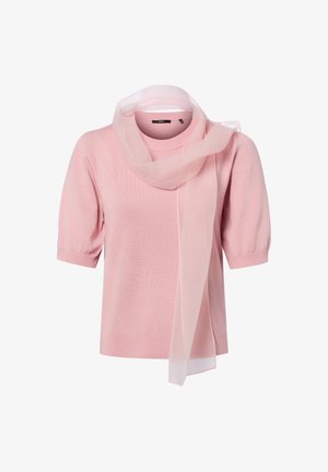 Pull rose doux à manches courtes avec ourlets côtelés et une écharpe transparente assortie drapée autour de l'encolure, présenté sur fond blanc.