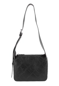 Czarna skórzana torba na ramię z wytłoczonym logo, w kształcie prostokąta, z regulowanym paskiem i zamknięciem na zamek błyskawiczny na górze.