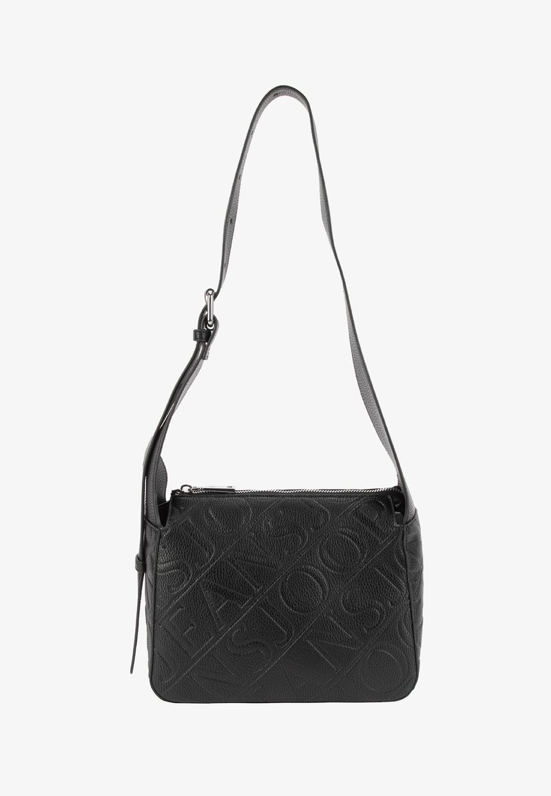 Czarna skórzana torba na ramię z wytłoczonym logo, w kształcie prostokąta, z regulowanym paskiem i zamknięciem na zamek błyskawiczny na górze.