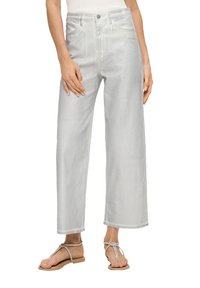 Hellgraue, hochgeschnittene Jeans mit weitem Bein und fünf Taschen, aus einem denimmaterial mit glatter Textur. Kombiniert mit flachen silbernen Sandalen.