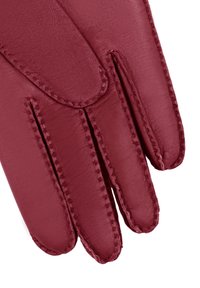 Des gants en cuir bordeaux présentent quatre doigts et une pointe arrondie. Les coutures visibles le long des coutures rehaussent le design général.