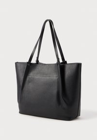 Czarna torebka tote z teksturowanej skóry z długimi uchwytami, otwartym wnętrzem i przestronną konstrukcją. Gładkie wykończenie wnętrza i minimalistyczna forma.