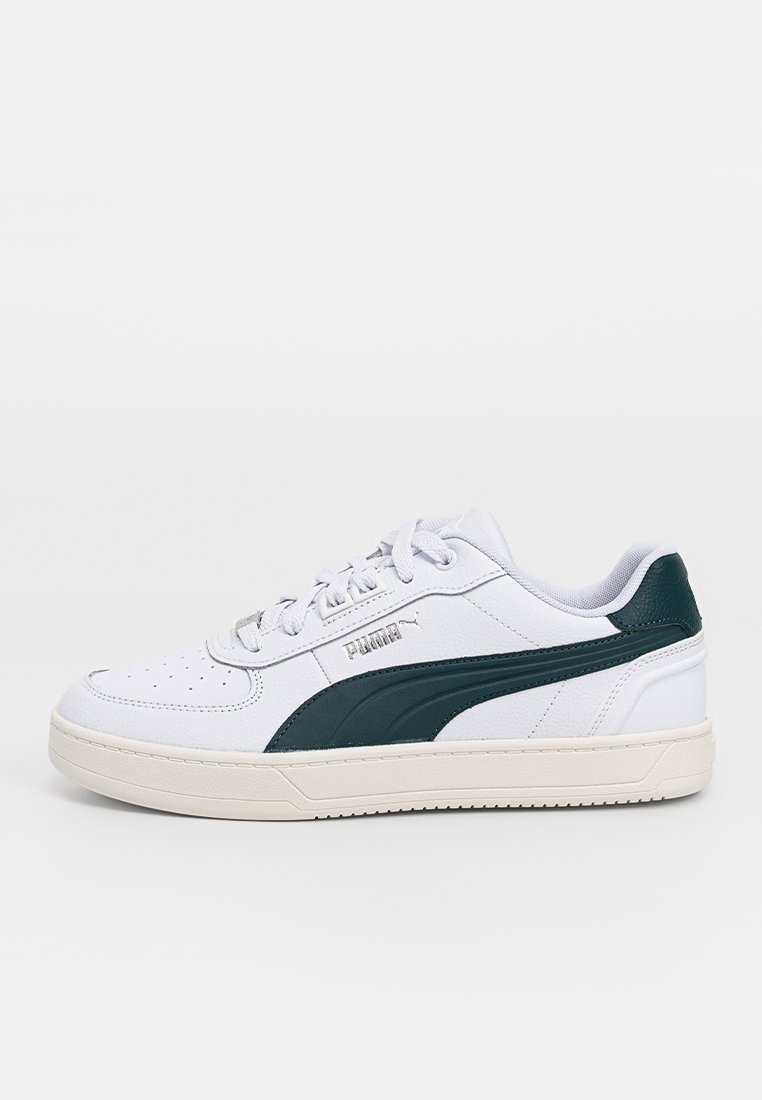 Sneakers bianchi in pelle con dettagli verdi, caratterizzati da una punta perforata, collare imbottito e suola in gomma testurizzata.