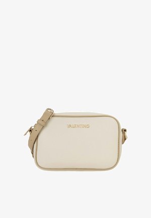 Sac bandoulière en cuir couleur crème avec une texture lisse, forme rectangulaire, détails en métal doré, et logo embossé "Valentino" sur le devant.