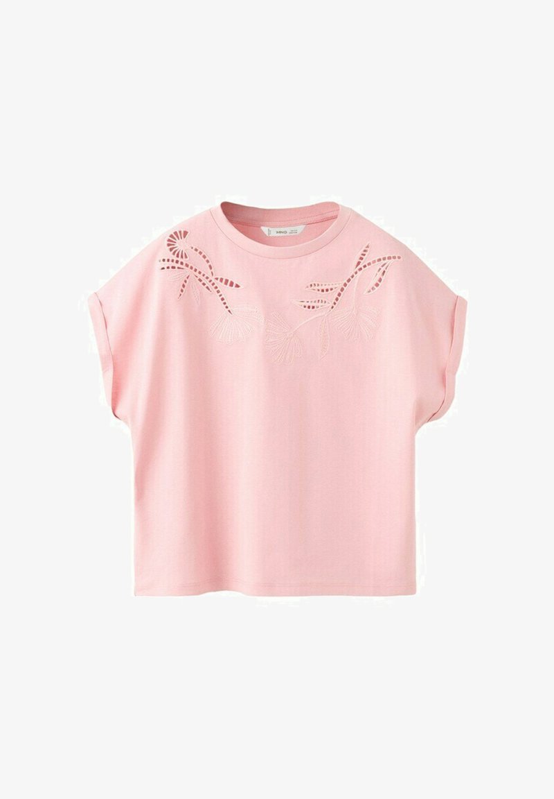Blouse rose à manches courtes avec encolure ronde et broderie florale en découpe sur le haut de la poitrine et les épaules.