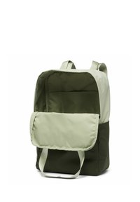 Zaino in tessuto verde e verde chiaro con chiusura a pattina, spallacci regolabili e un ampio interno. Presenta una superficie liscia e un design minimale.
