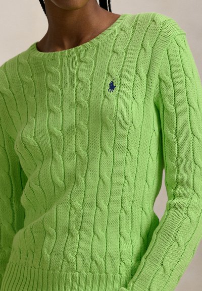 Πράσινο πουλόβερ με πλέξη καλώδιο, με ριμπ ζώνη και μανσέτες. Διαθέτει μικρό μπλε κεντημένο λογότυπο στο αριστερό μέρος του στήθους. Μαλακό, υφασμάτινο με υφή.