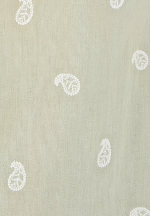 Tela bordada con un fondo verde claro y patrones de paisley blancos, mostrando una textura fina y un detallado delicado.