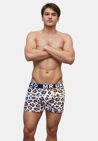 Löwenmuster Boxershorts mit einem schwarzen elastischen Bund, der mit "MR UK" gekennzeichnet ist, zeigen einen weißen Grund mit braunen und schwarzen Flecken.
