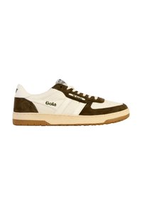 Sneaker bianca e marrone realizzata in materiali scamosciati e in pelle, con un design con lacci, suola in gomma e logo Gola sul lato.