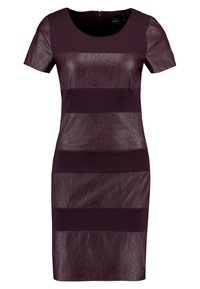 Robe bordeaux avec manches courtes, encolure ronde et panneaux alternés de matériaux lisses et texturés. Fermeture zippée au dos.