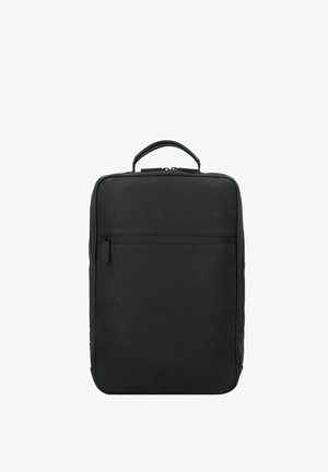 Sac à dos pour ordinateur portable rectangulaire noir avec une texture lisse, poche zippée à l'avant et poignée de transport supérieure. Design minimaliste avec un branding subtil.