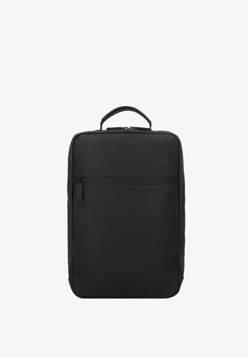 Mochila para portátil negra rectangular con textura suave, bolsillo con cremallera en la parte frontal y asa de transporte en la parte superior. Diseño minimalista con un branding sutil.