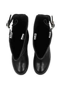 Czarne skórzane botki za kostkę o gładkim wykończeniu, zaokrąglonych noskach i bocznym zapięciu na klamrę. Wnętrze wyłożone miękką tkaniną.