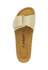 Sandalia deslizante beige con una correa texturizada y hebilla de metal. Plantilla contorneada marrón con el logo 'palado', diseñada para comodidad y soporte.