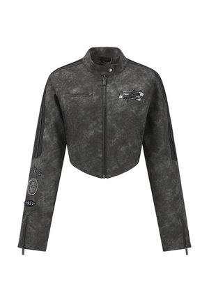Giacca corta in ecopelle grigia con collo alto, chiusura con zip, strisce nere decorative e toppe ricamate su petto e manica.