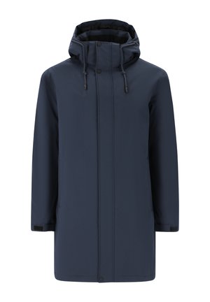 Marinblått vattentätt jacka med hög krage, justerbar huva, tryckknappar och sidofickor. Slät textur och enkel design.