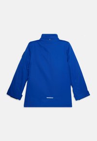 Chaqueta ligera y azul con cuello alto, mangas largas y una sutil franja reflectante en la parte trasera cerca del dobladillo. Textura suave.