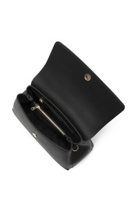 Sac à main en cuir noir avec rabat ouvert, montrant un compartiment zippé et une fermeture à pression magnétique dorée.