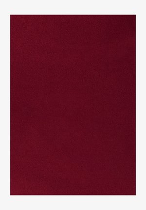 Effen donkerrode textuurstof met een zachte, dichte weving en lichte variaties in schaduw in het geheel.