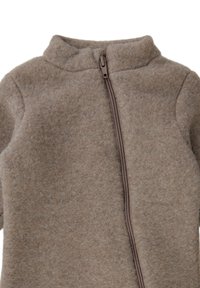 Braune Fleecejacke mit hohem Kragen und durchgehendem Reißverschluss. Weiche Textur, klarer Schnitt und minimalistisches Design ohne zusätzliche Muster oder Details.