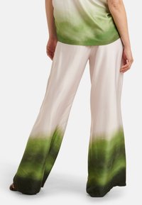 Lichte, luchtige broek met een ombre-ontwerp, met een geleidelijke overgang van lichtroze naar donkergroen bij de zoom.