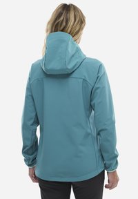Hellblauer Softshell-Jacke mit Kapuze, die eine glatte Textur und eine taillierte Passform aufweist, von hinten mit langen Ärmeln dargestellt.